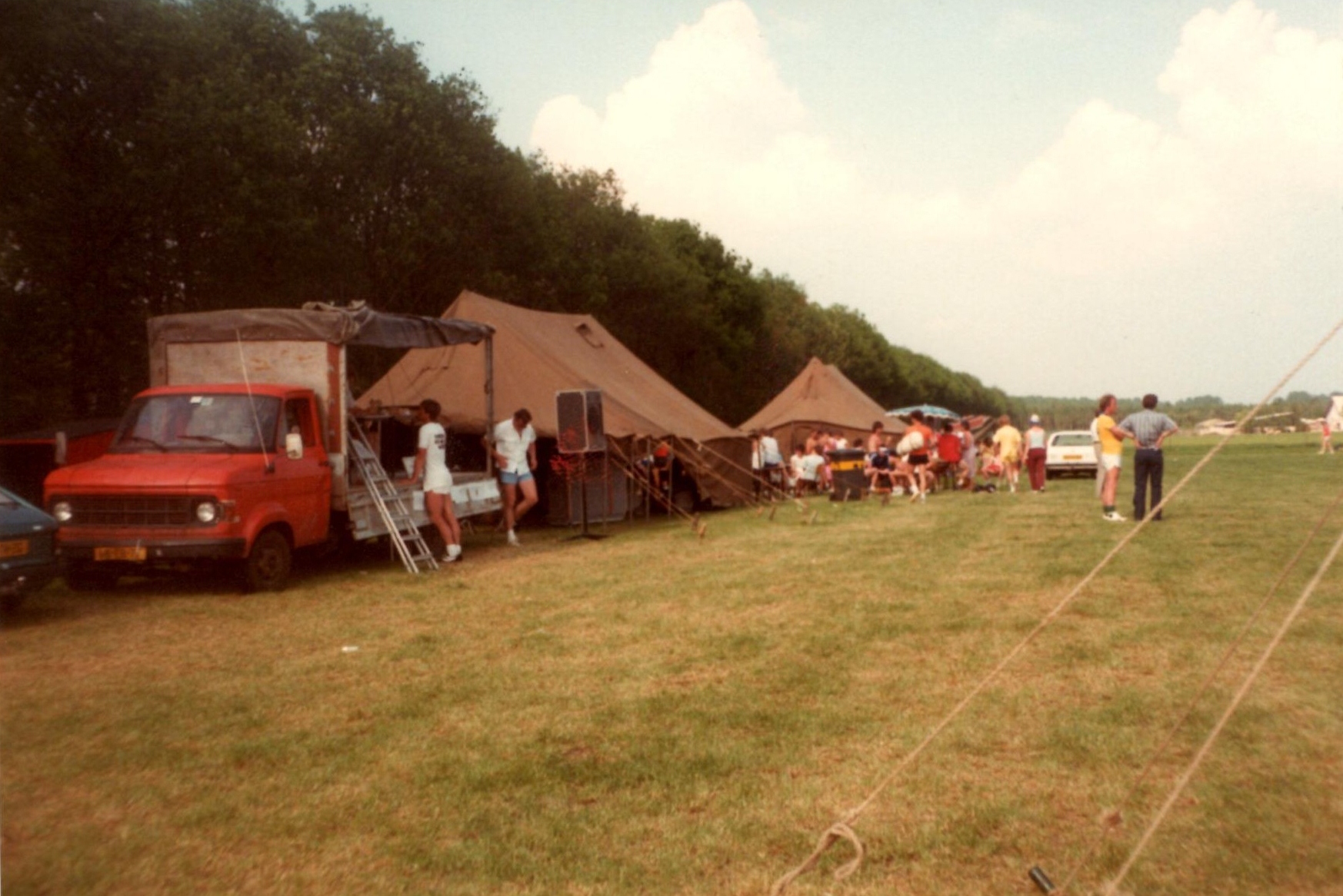 1985-Nieuweijk-wedstrijdwagen-tenten-voor-horeca-en-kleedruimte
